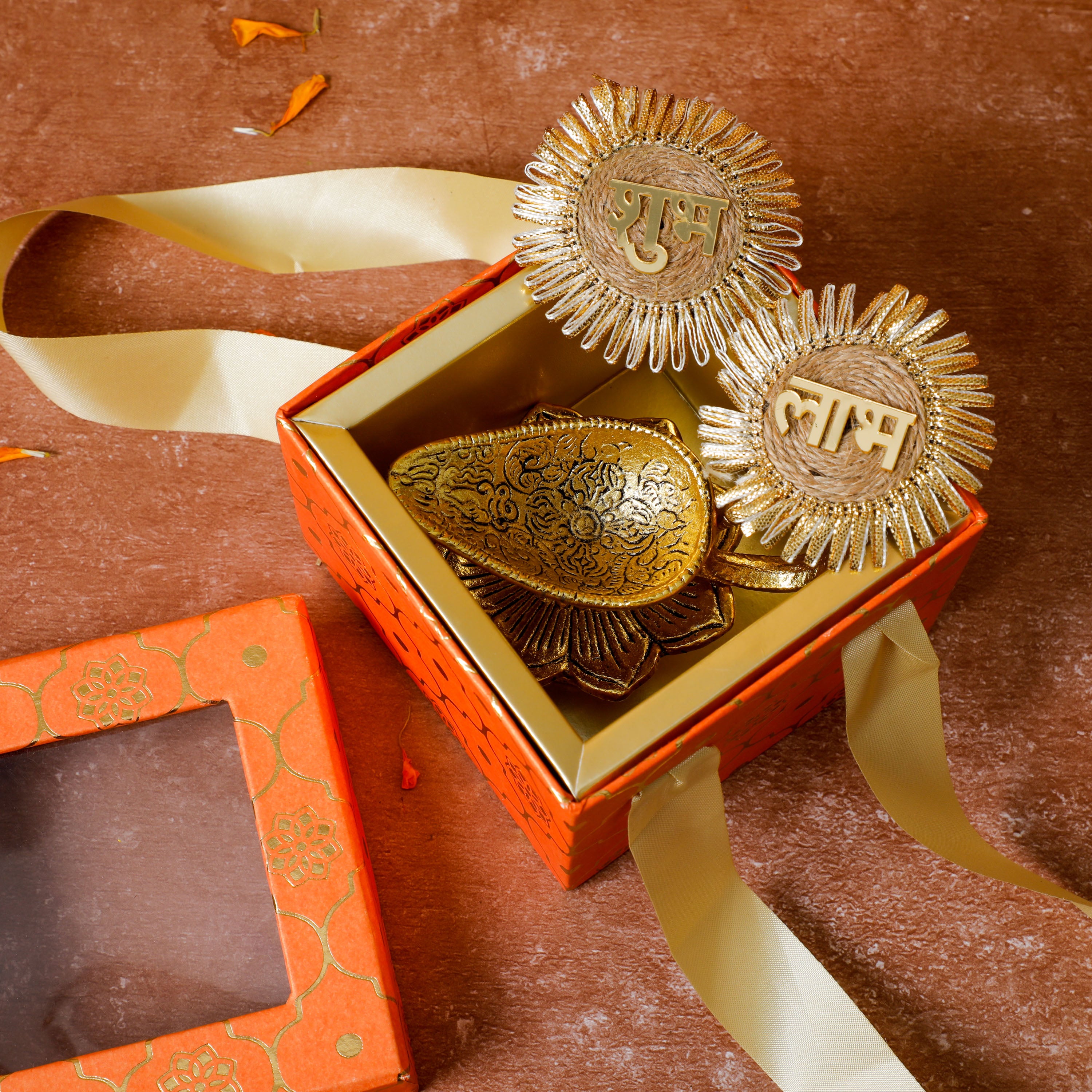This thoughtful and delightful hamper is an ideal Diwali gift
