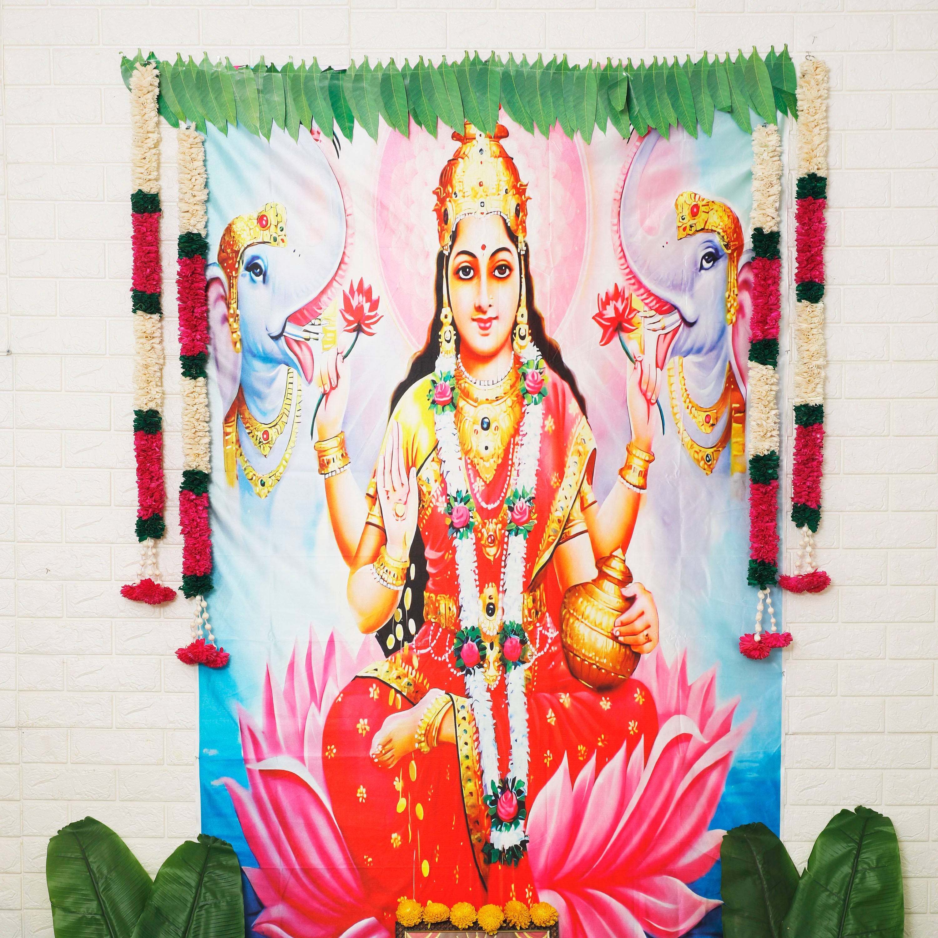 Garland comes with a hanging ring, making it perfect for effortless placement during pooja event