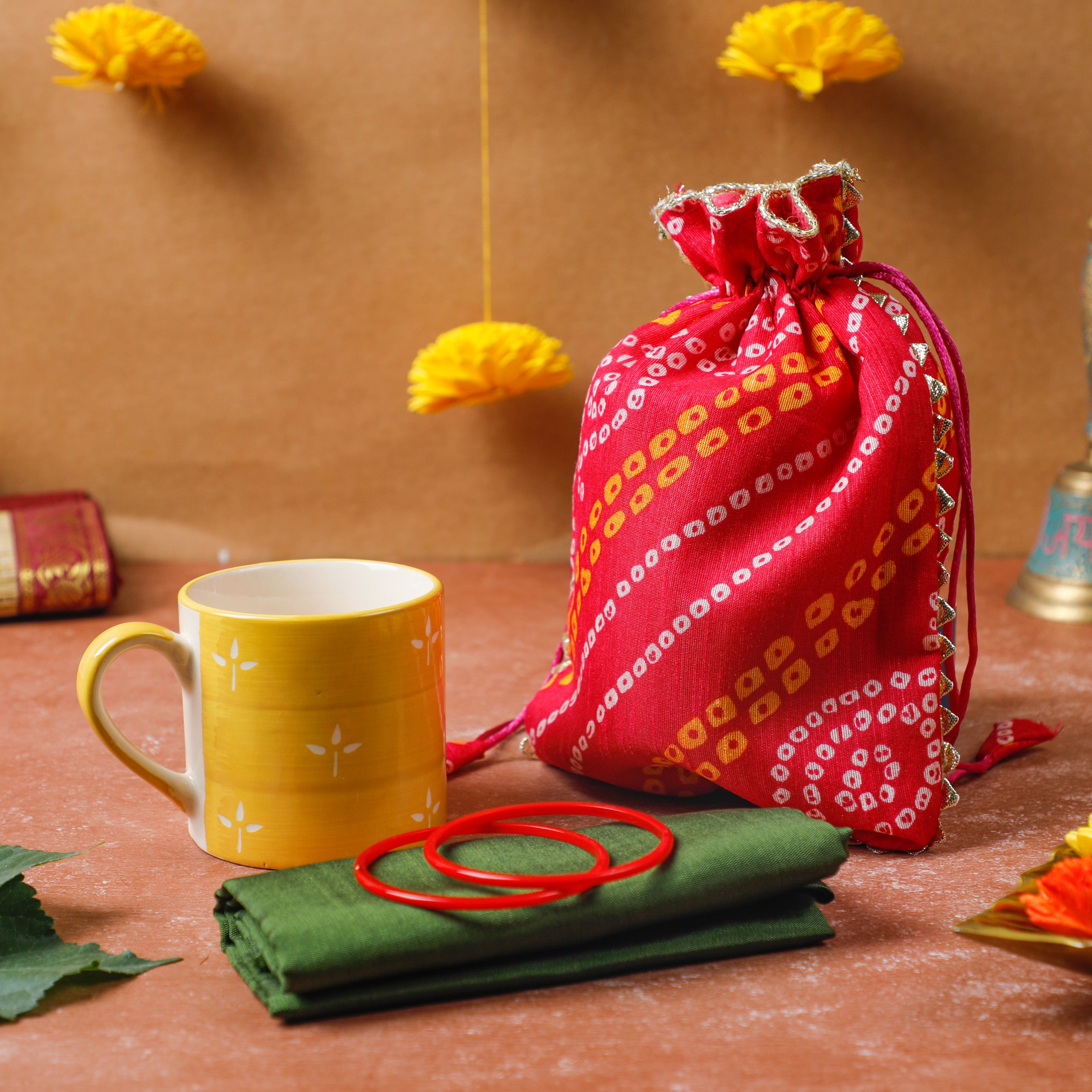 Amazon.com: Artificial Marigold Flower Mango Leaves Toran Garlands Handmade  Bandhanwar Door Entrance Hanging Indian Wedding Decoration Backdrop, Diwali  Decor, Door Hanging, Varalakshmi Pooja Home Wall Decoration : Home & Kitchen