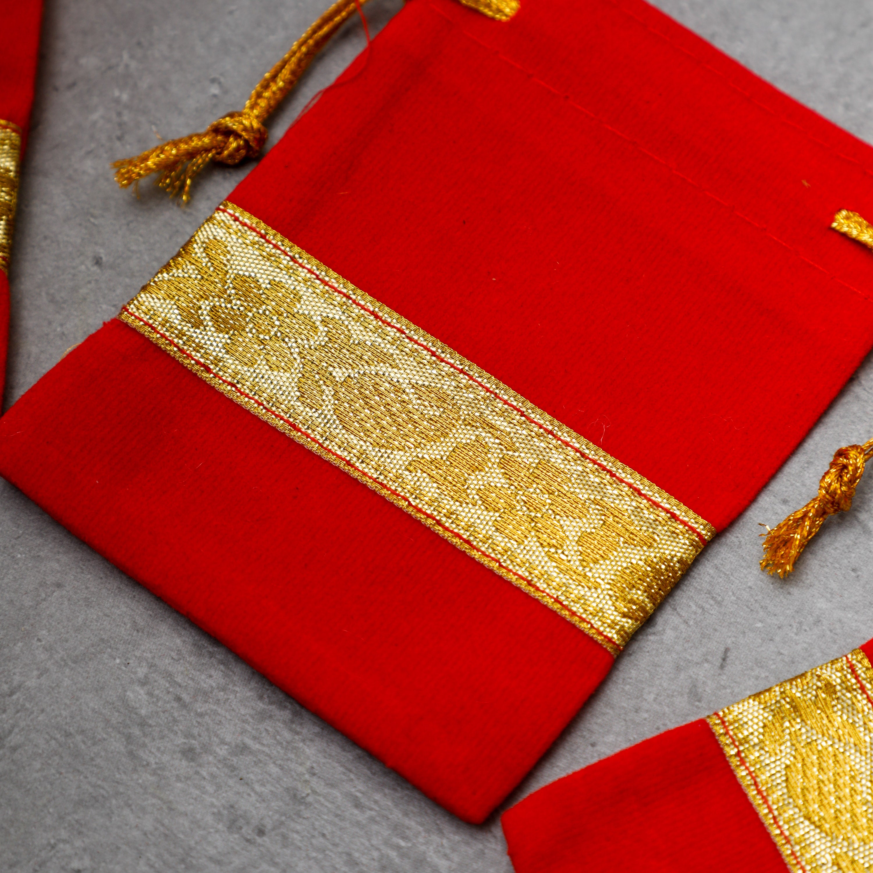 Soft and plush velvet bag with zari border