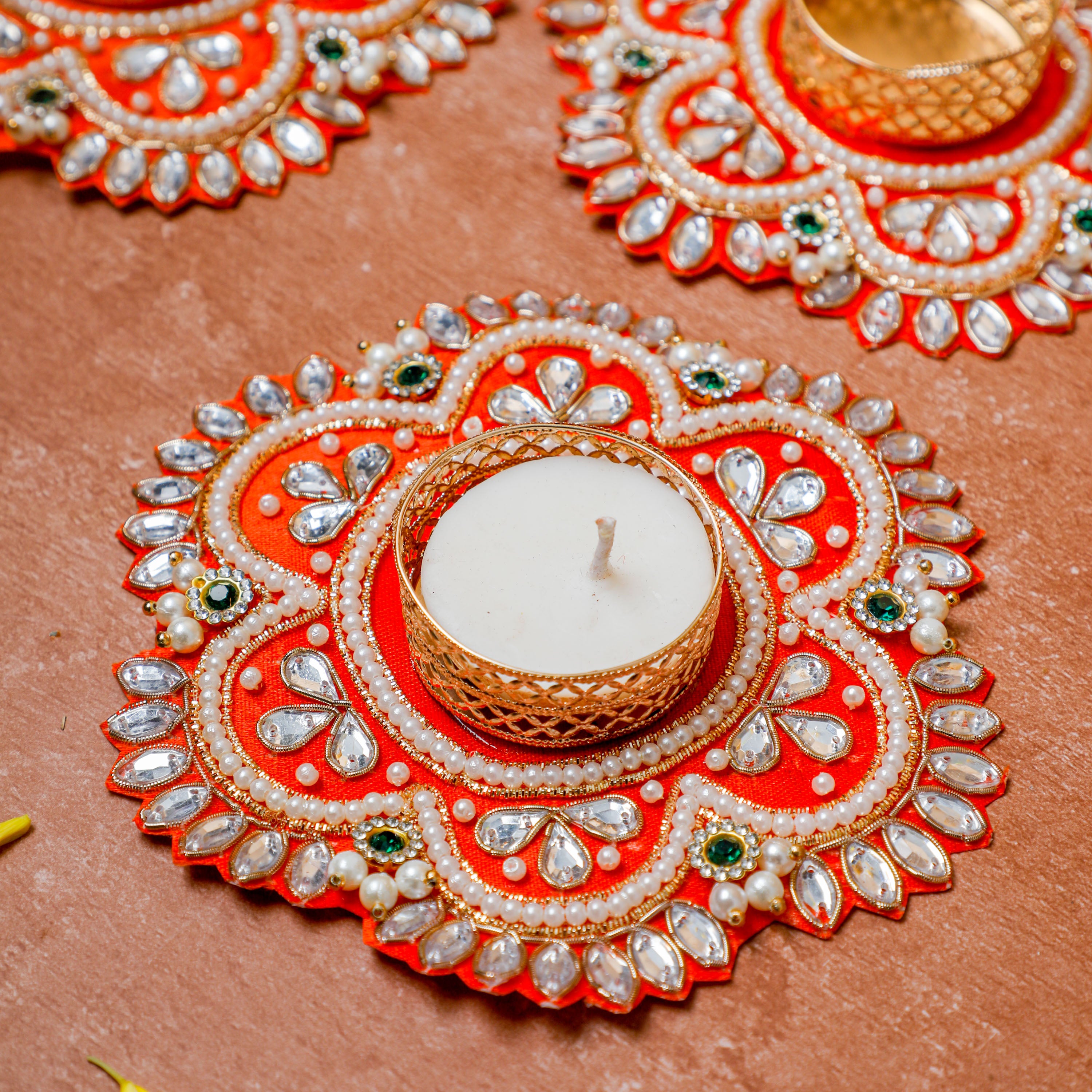 our decorative tea-light holder set adds a glamorous touch to your decor,