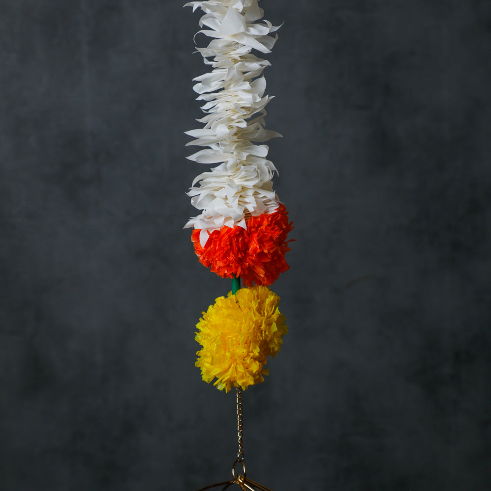 Made of artificial flowers in three different colors