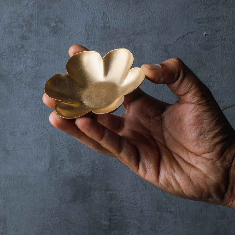 Mini urli is patterned after the classic Indian design and an attractive tappered shape