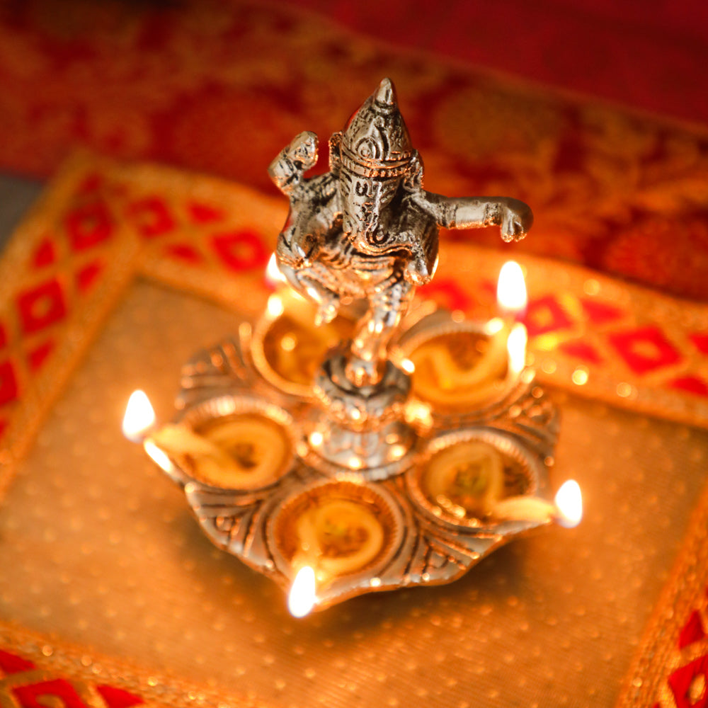Made with practicality in mind, this diya has a space for oil and a specific spot for the wick. This ensures a steady and bright light, creating a warm and inviting atmosphere during your prayers and ceremonies.