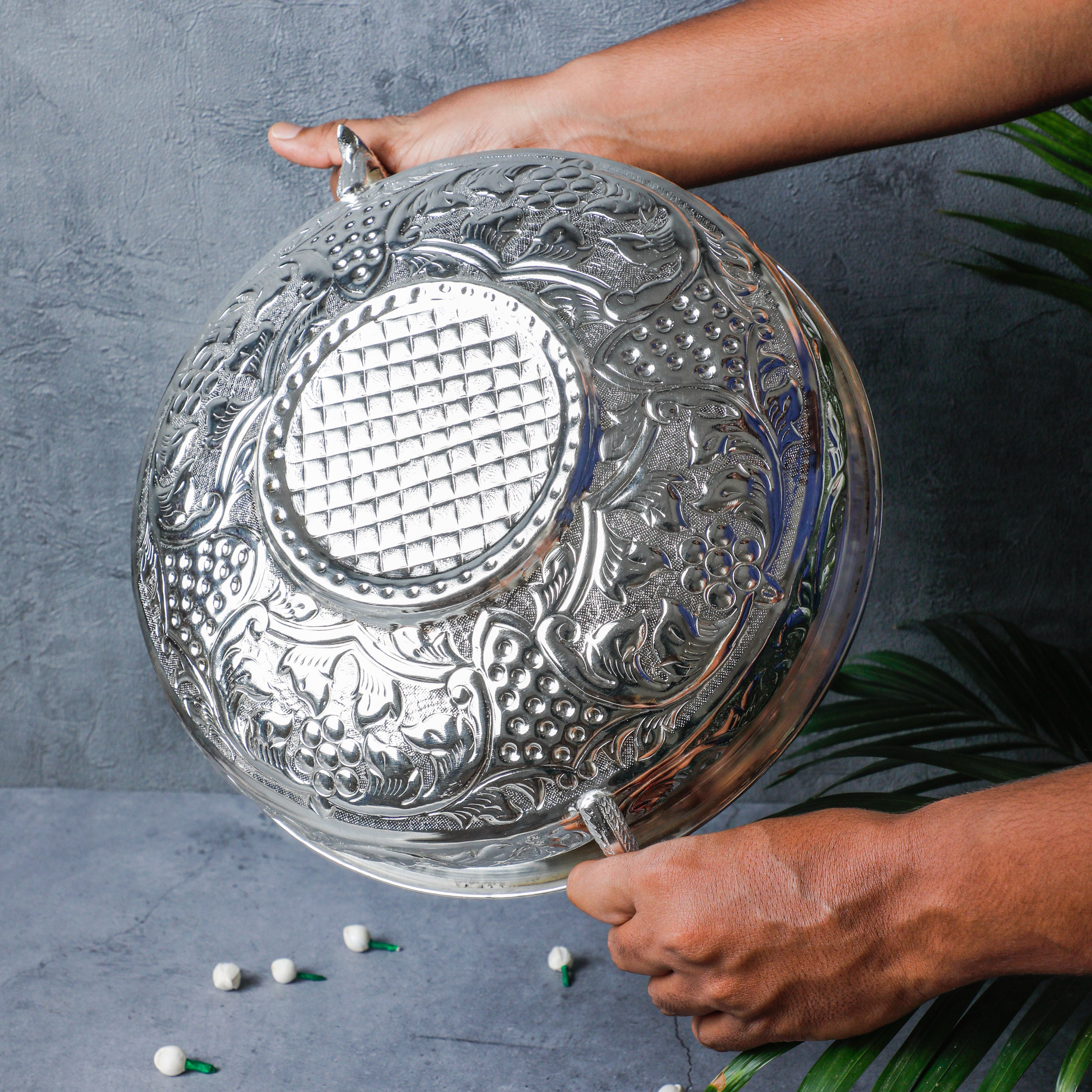 The urli is further embellished with floral pattern which gives the masterpiece a vibrant look