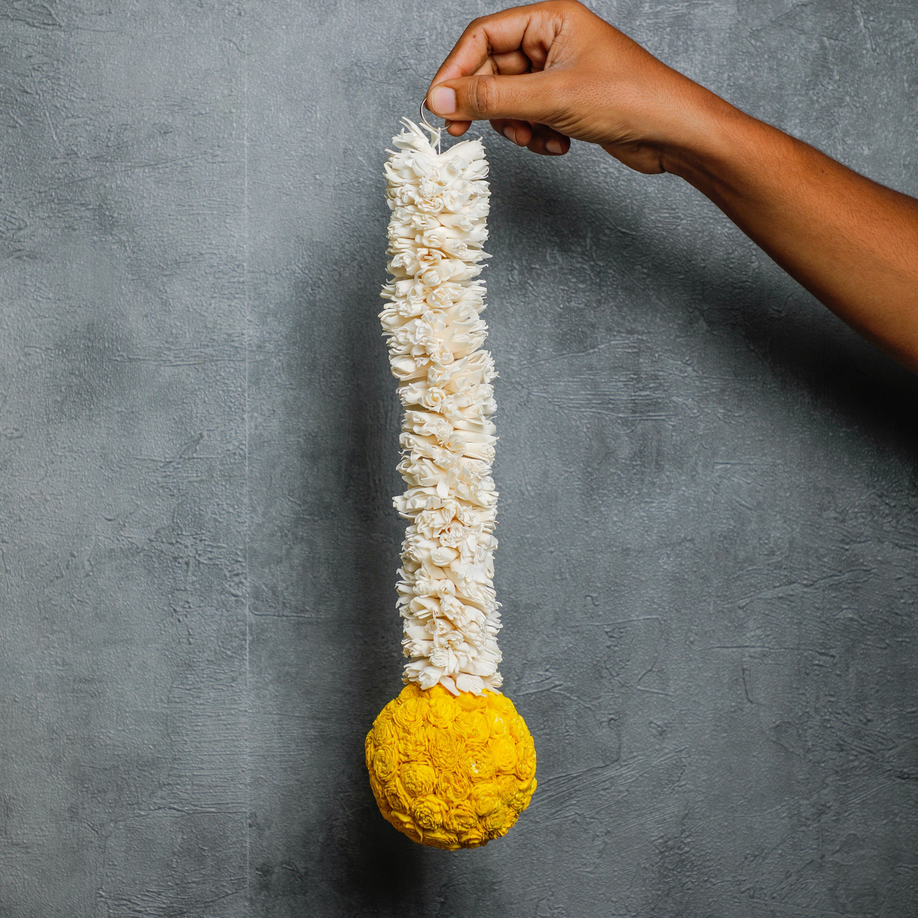  Its convenient ring allows for easy hanging