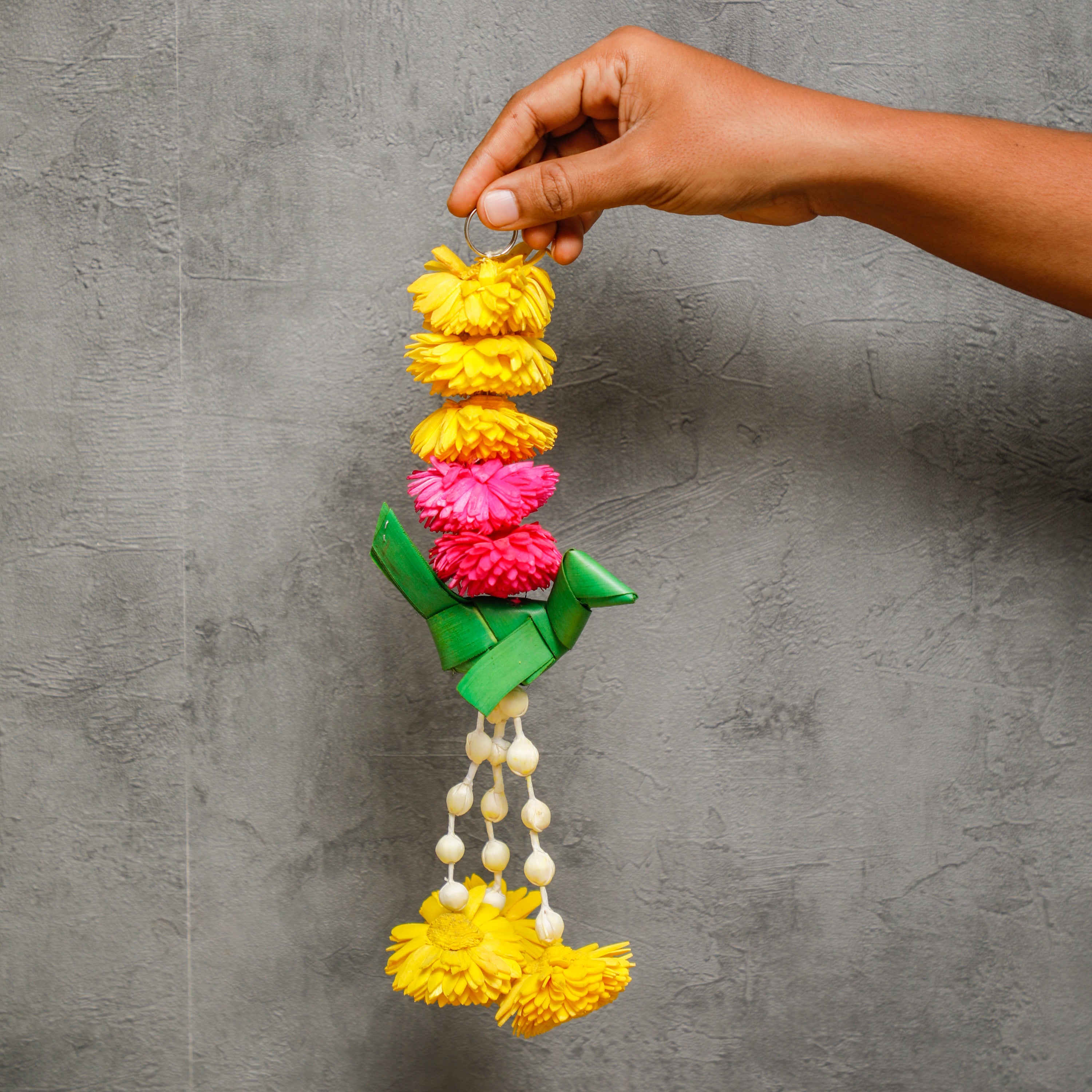 With its easy-to-use ring, hanging becomes effortless