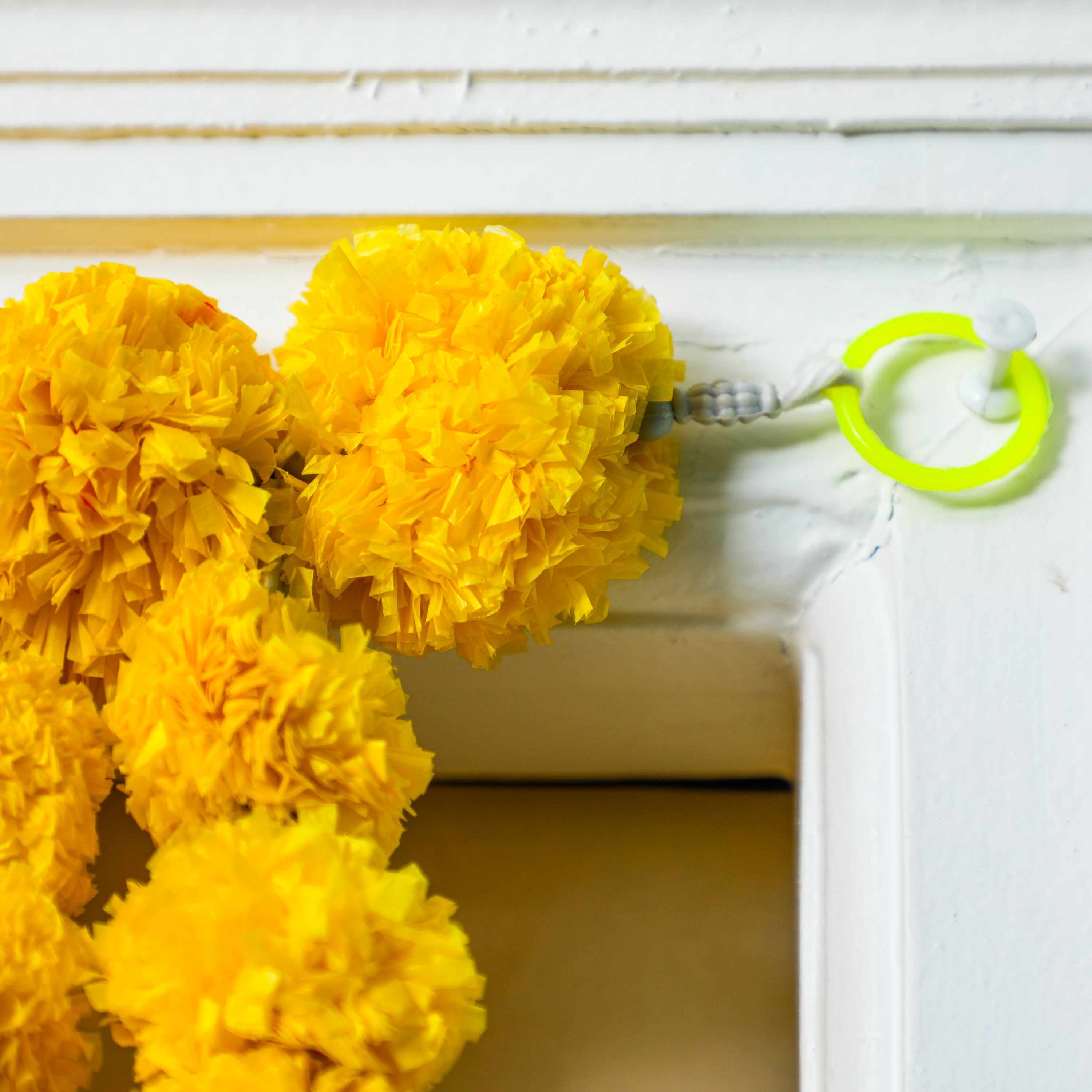 Comes with a knob at the end for easy hanging