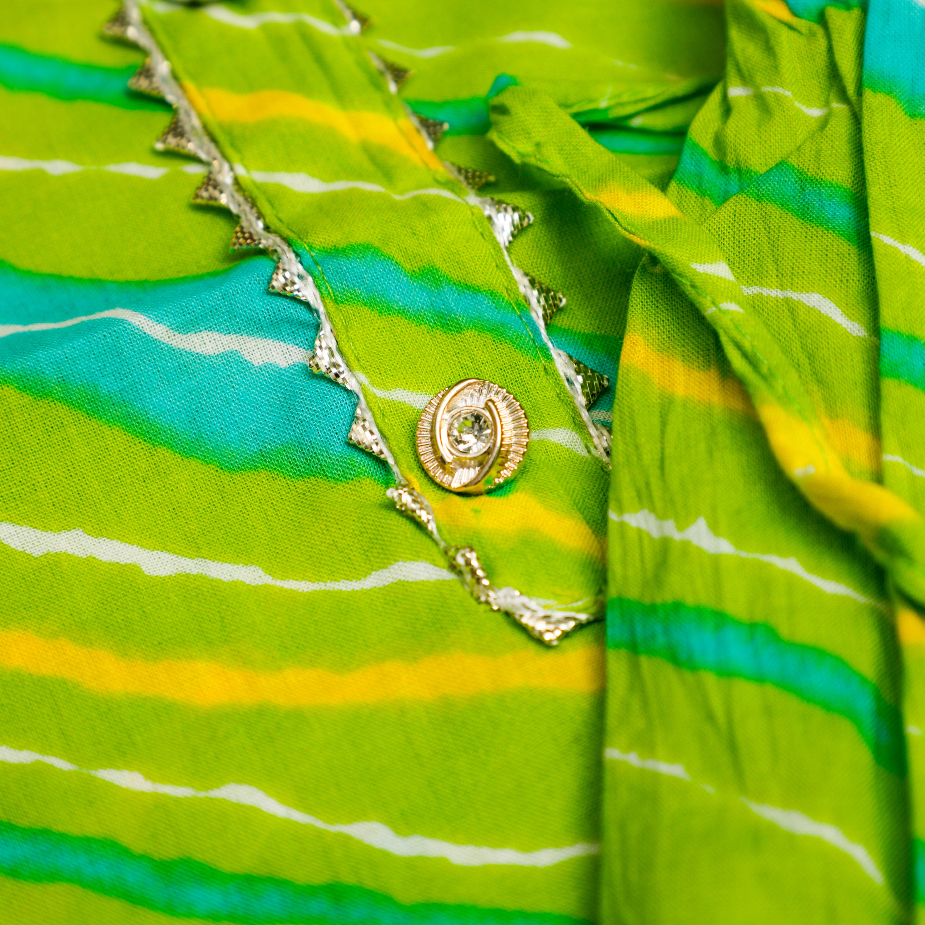 The set showcases a vibrant print all over