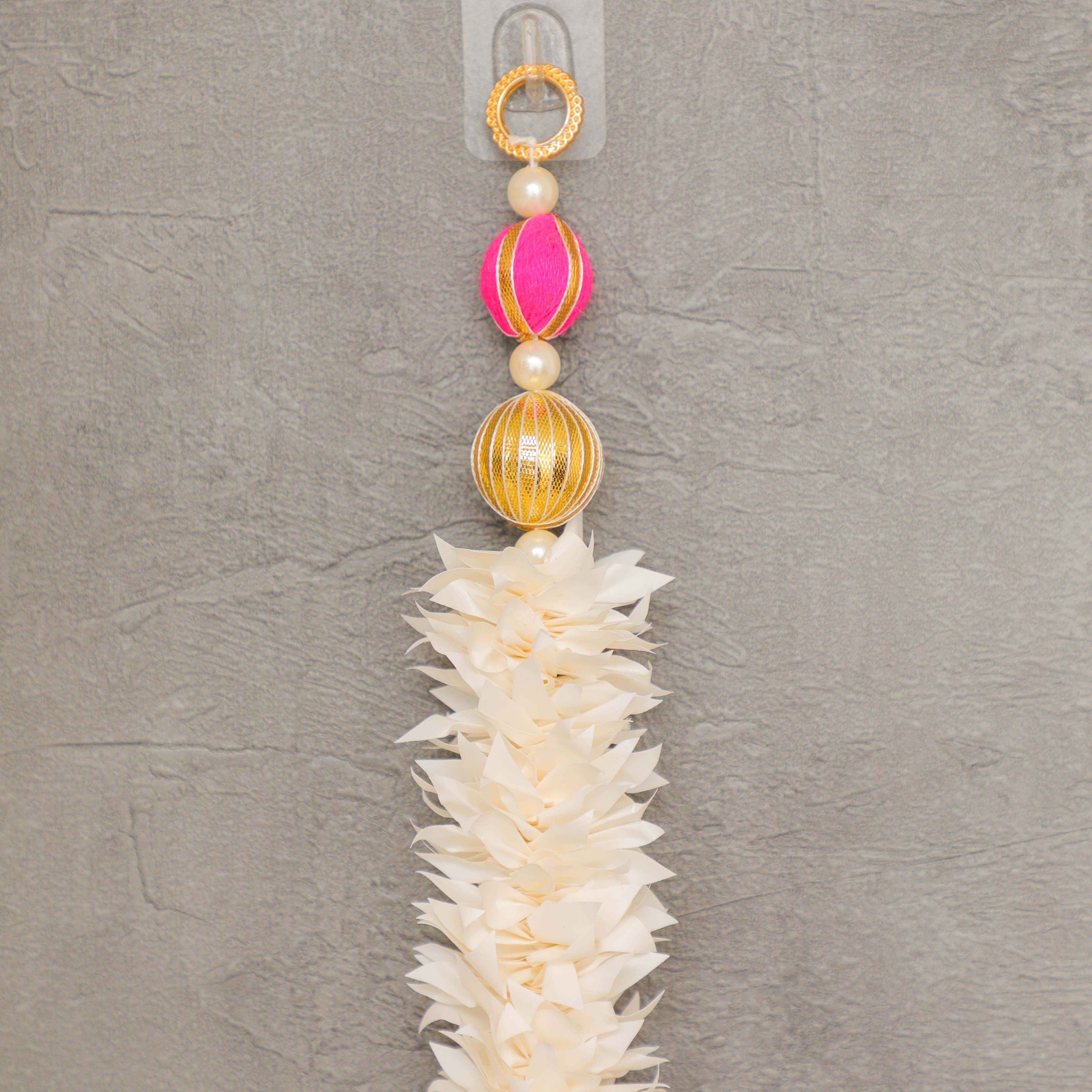 Comes with a knob at the top for easy hanging