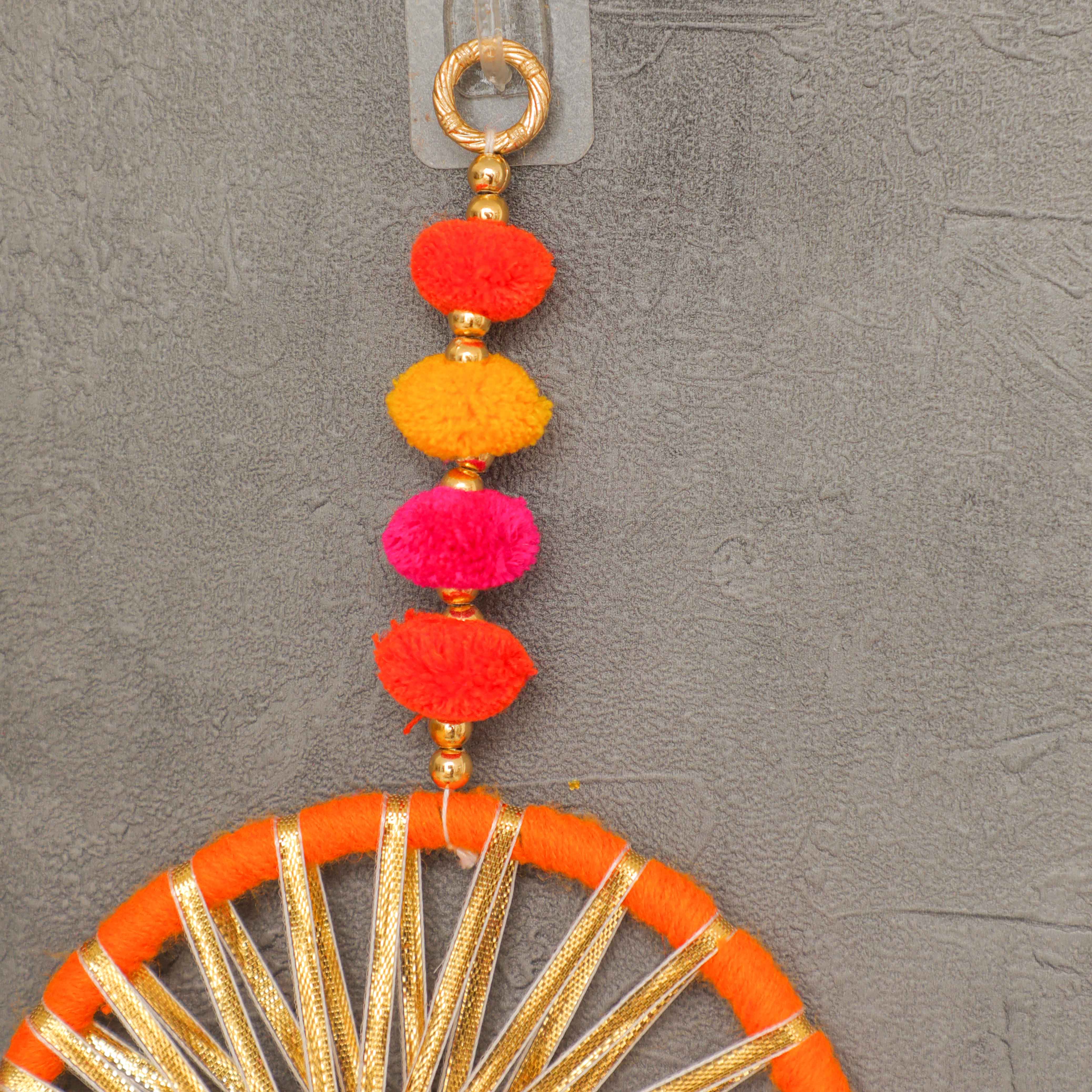 comes with a Easy to hang knob