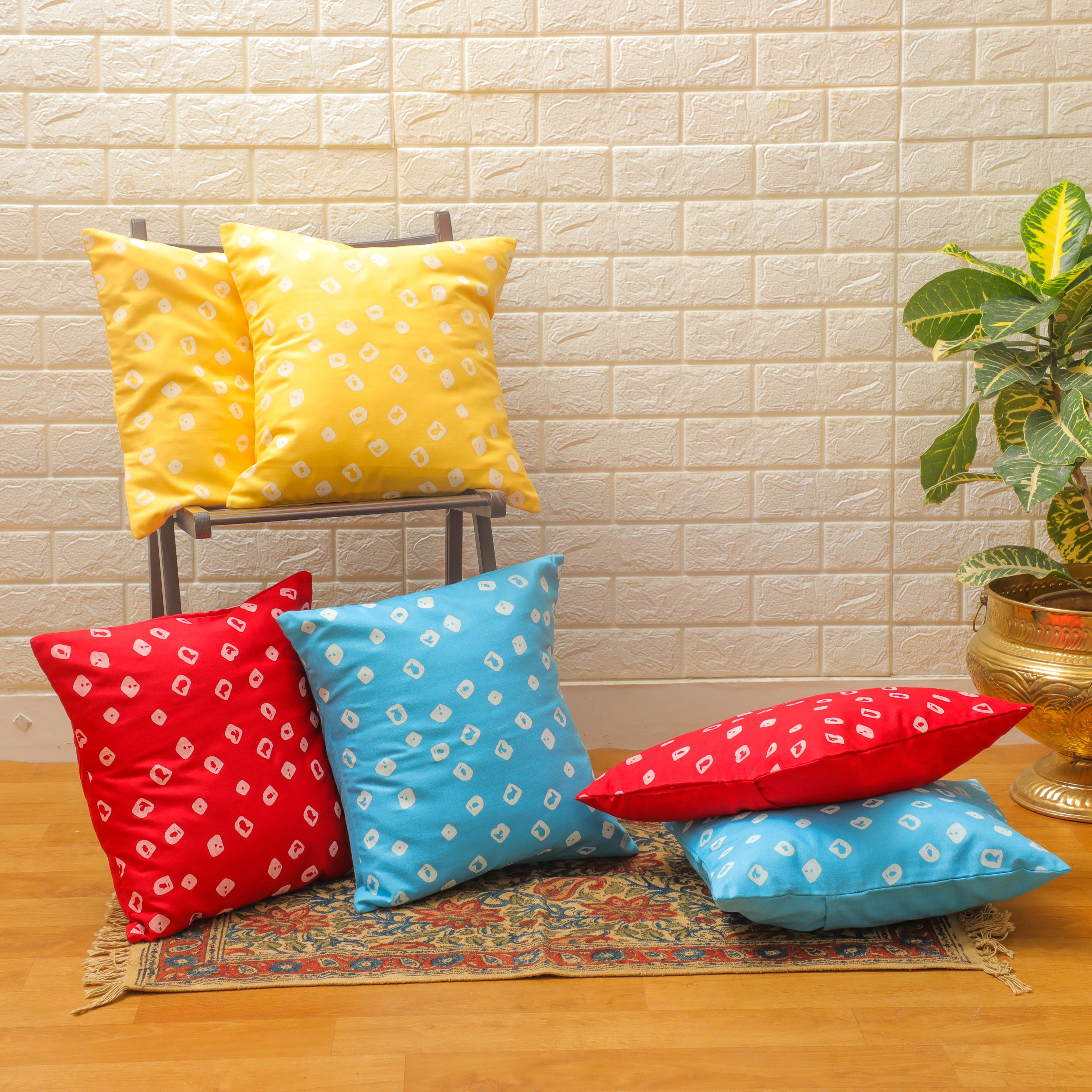 Add a pop of color and texture to your living space with this beautiful Bandhini cotton printed cushion