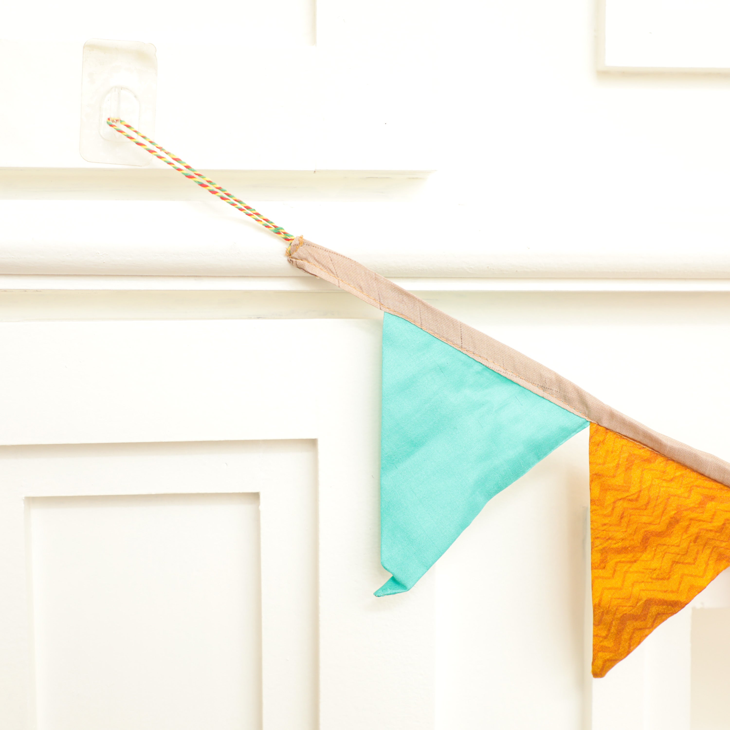 comes with a  Easy to hang knob 