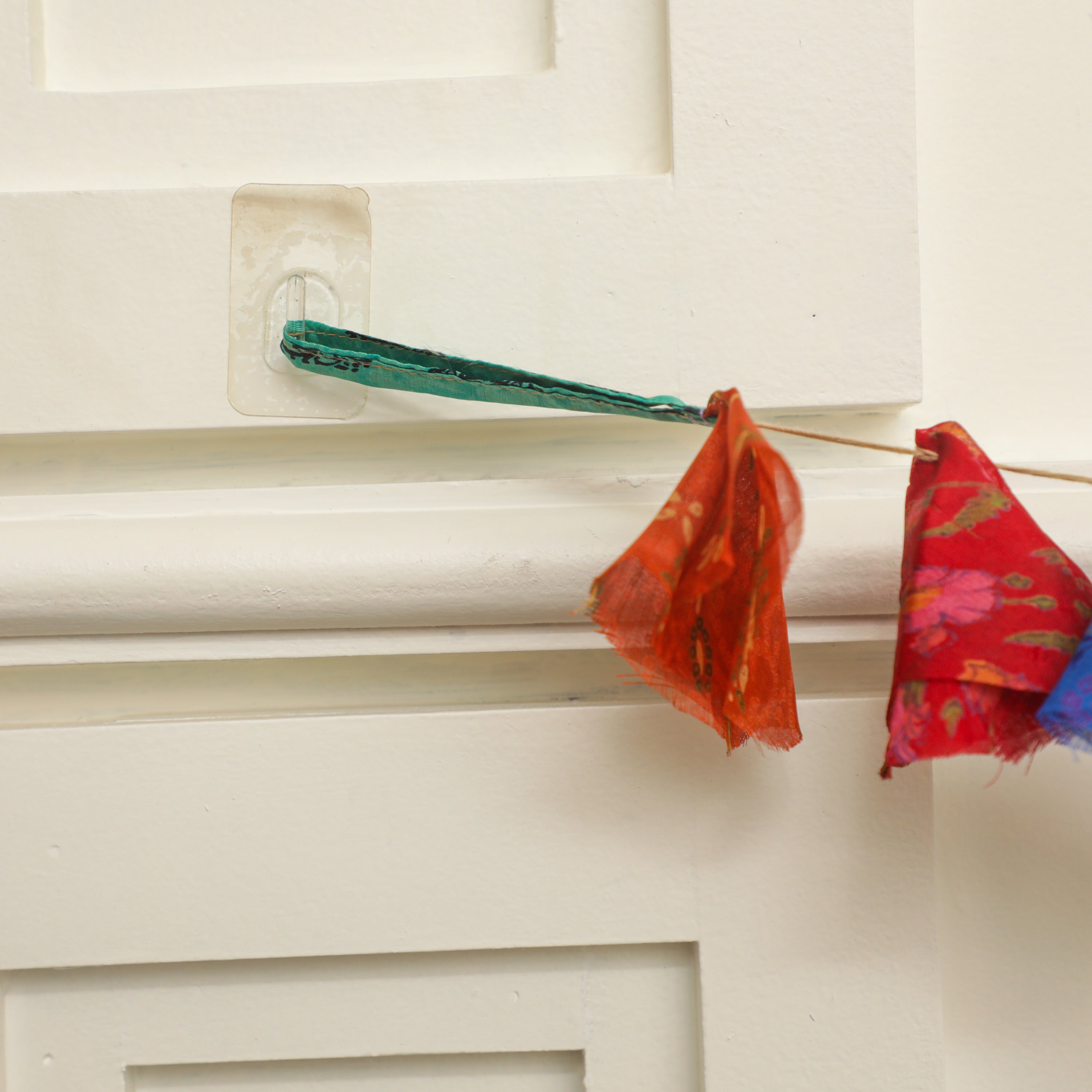 Easy to hang fabric baunting