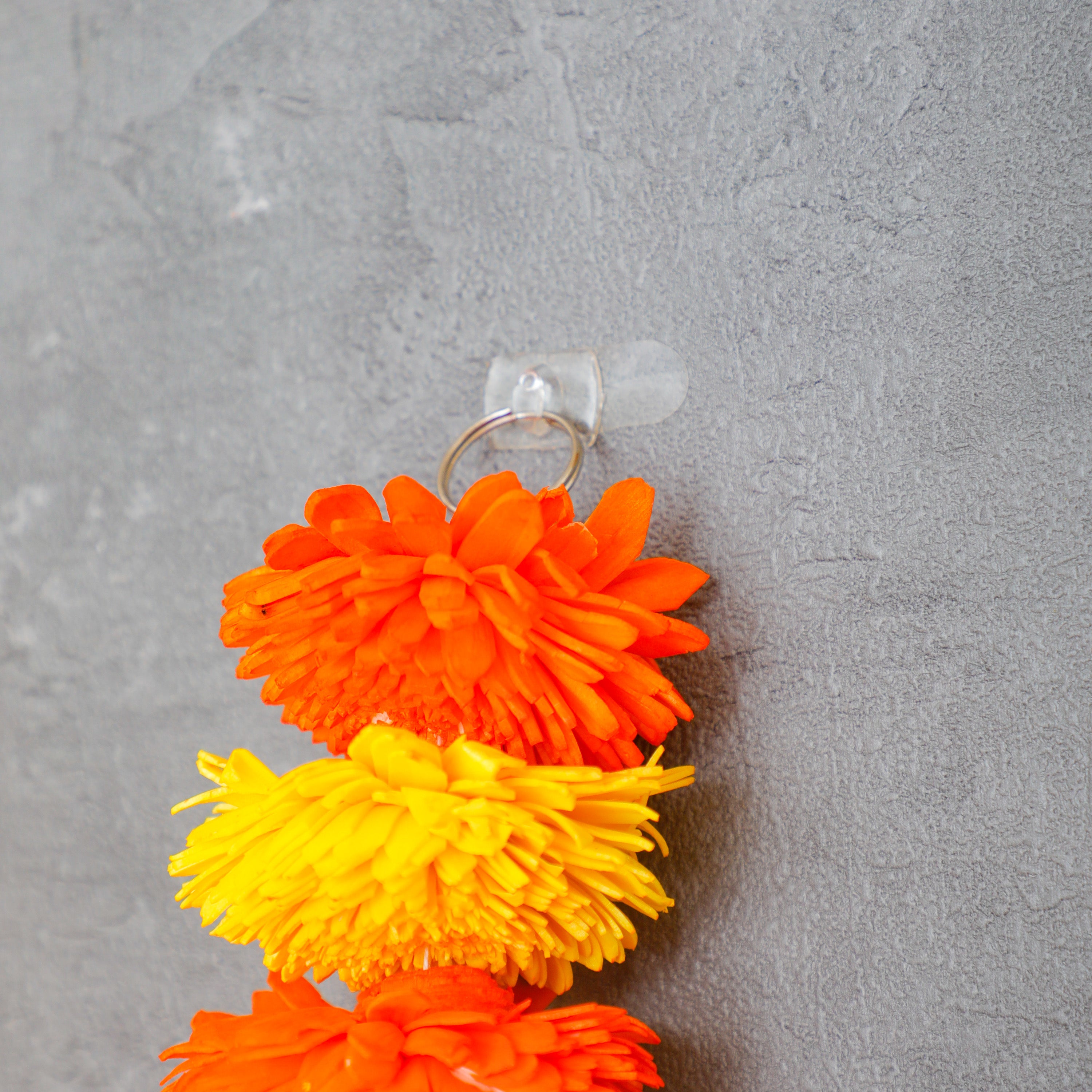 Comes with knob for easy hanging